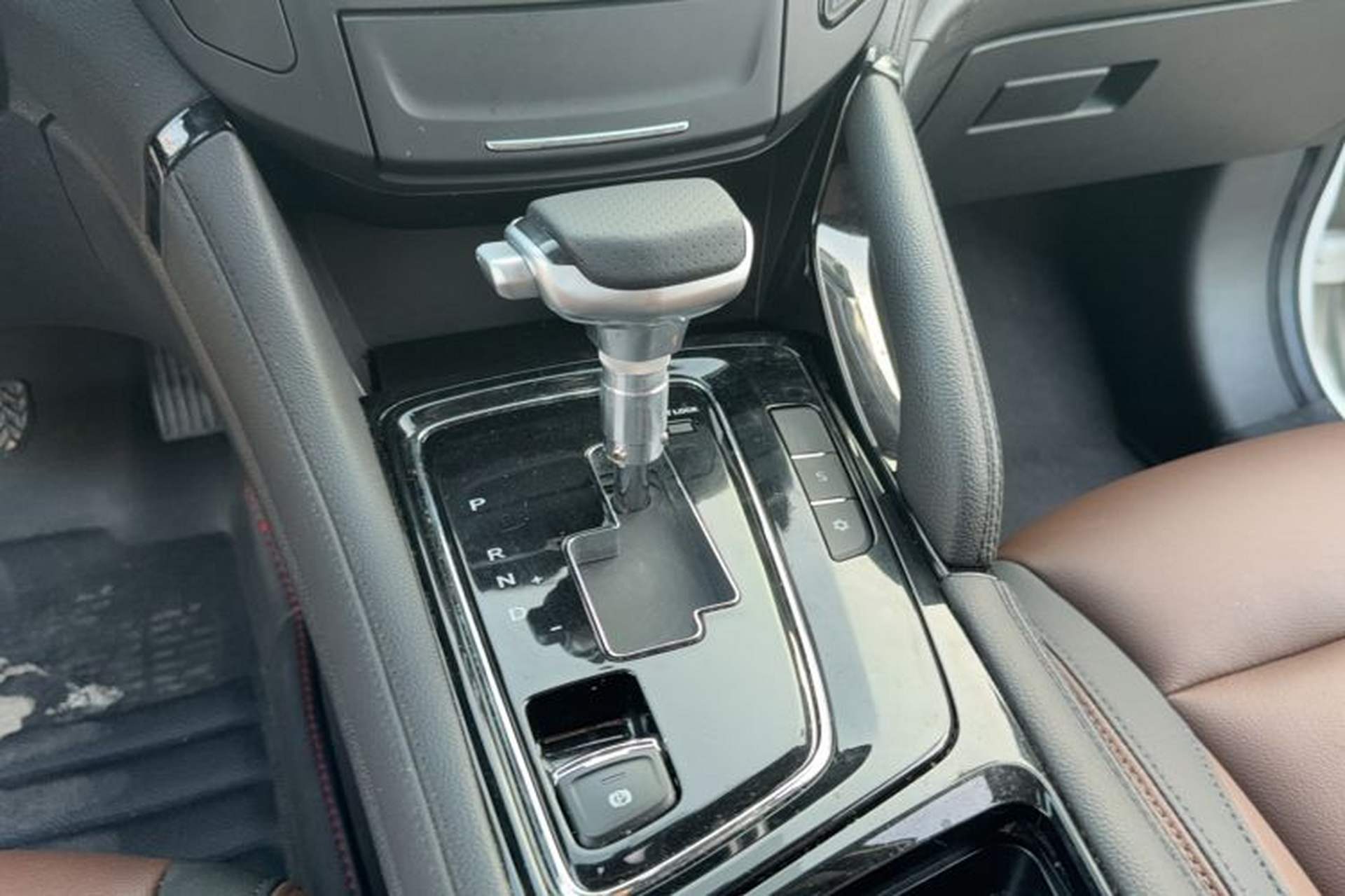 Used Dongfeng Aeolus AX7 2018 Classic 1.6T Automatic Elite Model Gear Lever