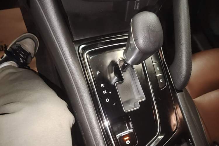 Used Dongfeng Aeolus AX7 2018 Classic 1.6T Automatic Elite Model Gear Lever