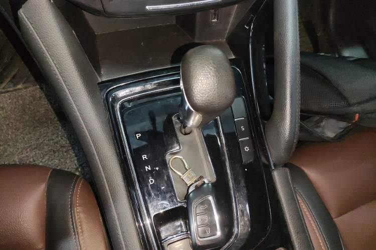 Used Dongfeng Aeolus AX7 2018 Classic 1.6T Automatic Luxury Model Gear Lever