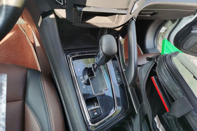 Used Dongfeng Aeolus AX7 2018 Classic 1.6T Automatic Luxury Model Gear Lever