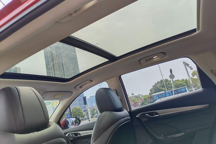 Used Dongfeng Aeolus AX7 2019 1.6T Automatic AI Navigation Model China V Standard Interior 4