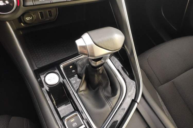 Used Dongfeng Aeolus AX7 2019 1.6T Automatic AI Pioneer Model China V Standard Gear Lever