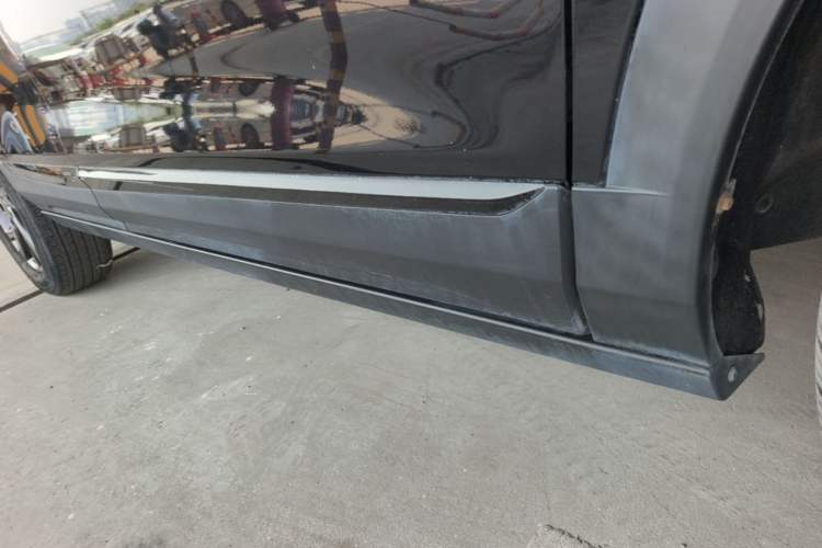 Used Dongfeng Aeolus AX7 2023 Mach Edition 1.5T DCT DF31 Right Side Sill