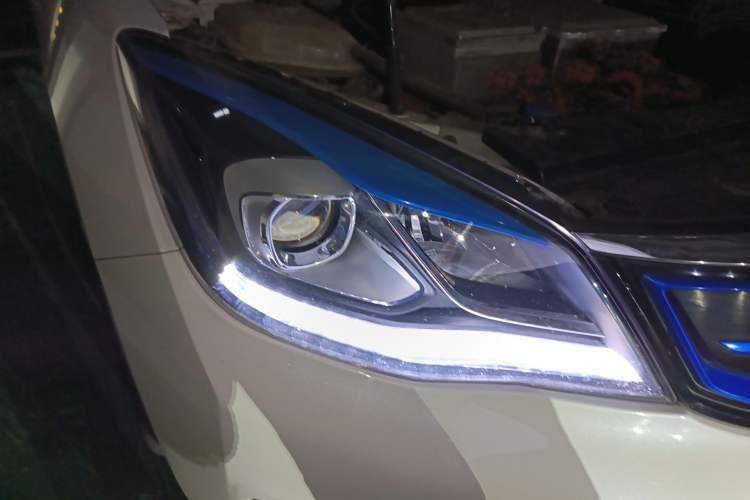 Used Dongfeng Aeolus E70 2018 Super-Intelligent Edition Right Front Headlight