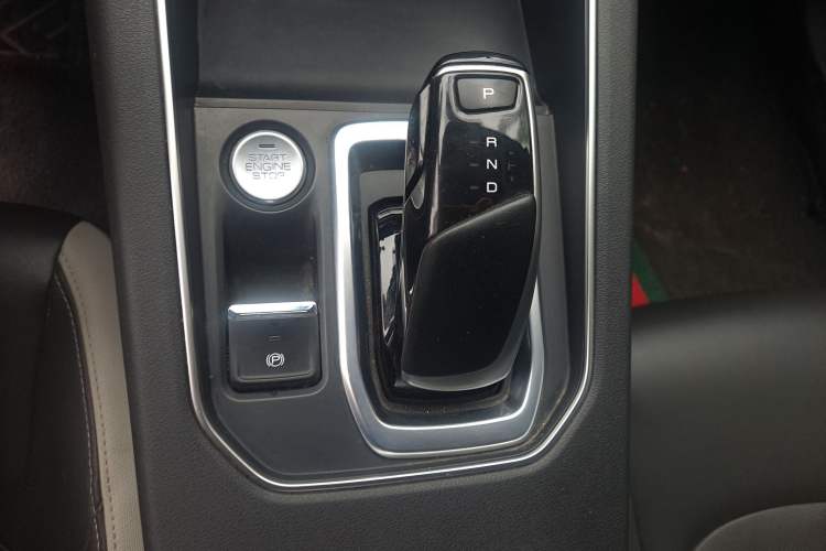 Used Dongfeng Aeolus E70 2021 Revised Version 360H Battery-Swap Edition Gear Lever