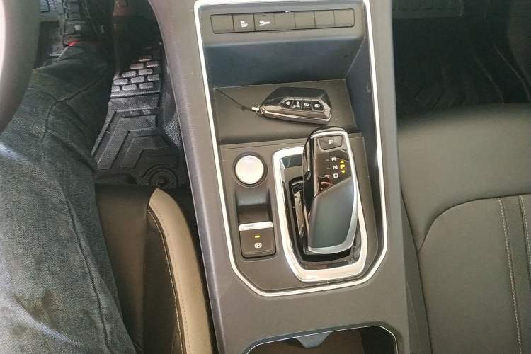 Used Dongfeng Aeolus E70 2021 Revised Version 360H Battery-Swap Edition Gear Lever