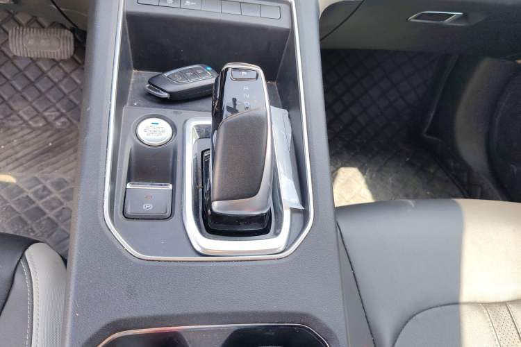 Used Dongfeng Aeolus E70 2021 Revised Version 360H Battery-Swap Edition Gear Lever