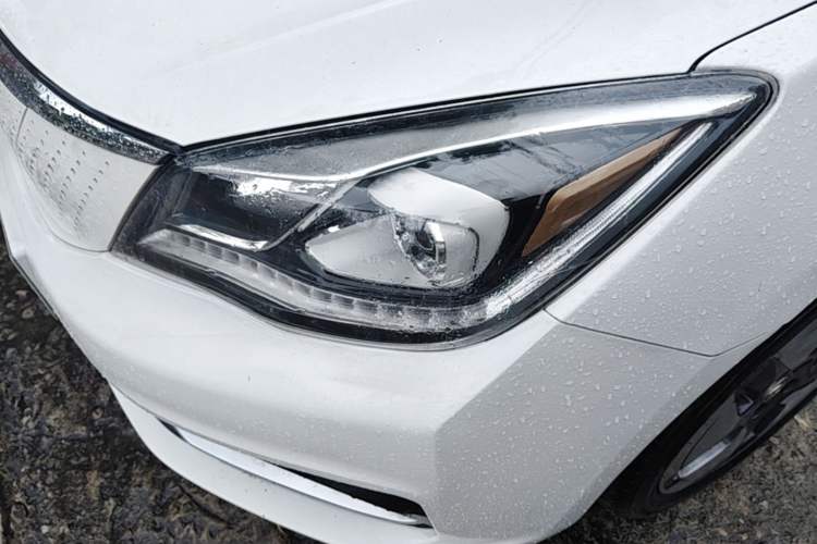 Used Dongfeng Aeolus E70 2021 Revised Version 500 Ultra-Comfort Edition Left Front Headlight