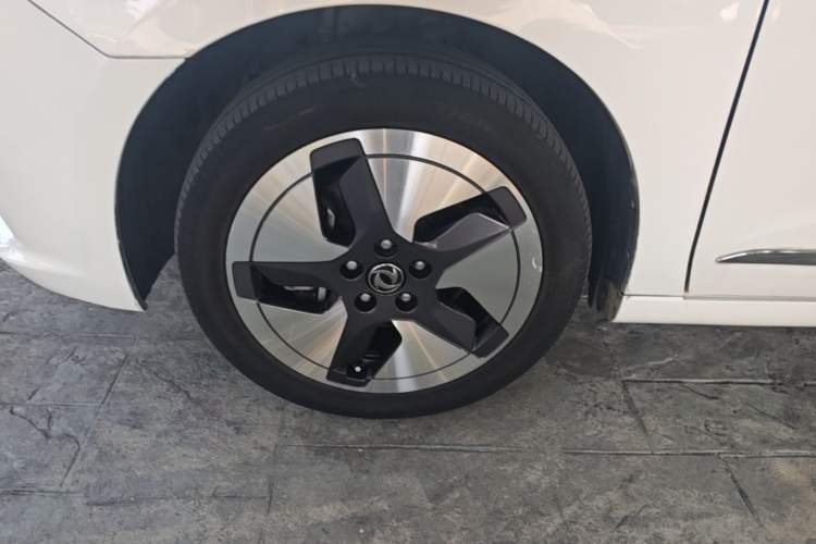 Used Dongfeng Aeolus E70 2021 Revised Version 3 500 Ultra-Comfort Edition Left Front Wheel Hub