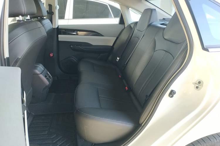 Used Dongfeng Aeolus E70 2021 Revised Version 360H Battery-Swap Edition Left Rear Seat