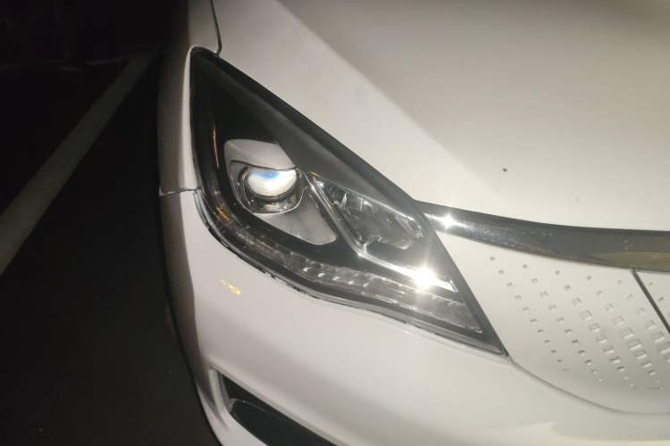 Used Dongfeng Aeolus E70 2021 Revised Version 3 500 Ultra-Comfort Edition Right Front Headlight