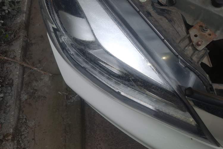 Used Dongfeng Aeolus E70 2021 Revised Version 360H Battery-Swap Edition Right Front Headlight