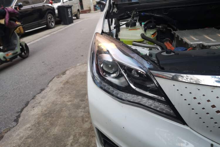 Used Dongfeng Aeolus E70 2021 Revised Version 500 Ultra-Comfort Edition Right Front Headlight