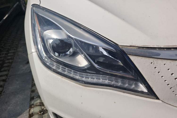 Used Dongfeng Aeolus E70 2021 Revised Version 360H Battery-Swap Edition Right Front Headlight