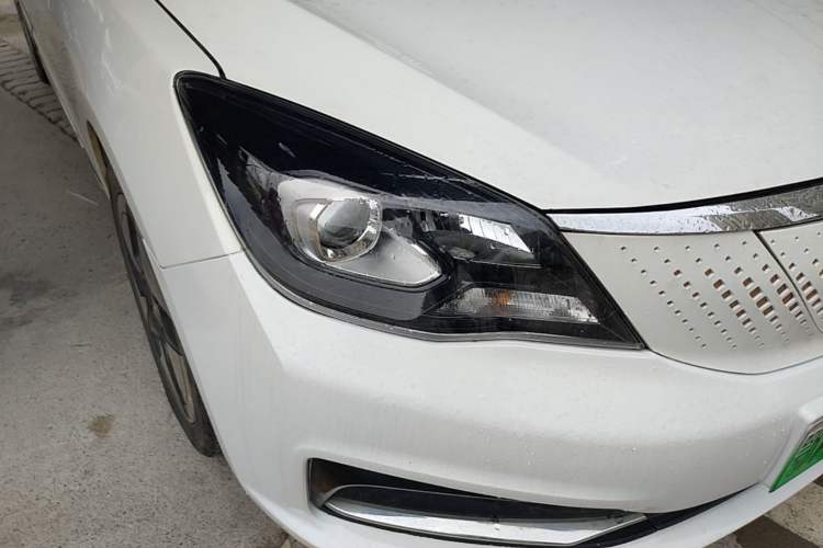 Used Dongfeng Aeolus E70 2021 Revised Version 500 Ultra-Comfort Edition Right Front Headlight