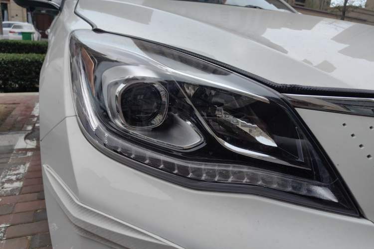 Used Dongfeng Aeolus E70 2021 Revised Version 500 Ultra-Comfort Edition Right Front Headlight