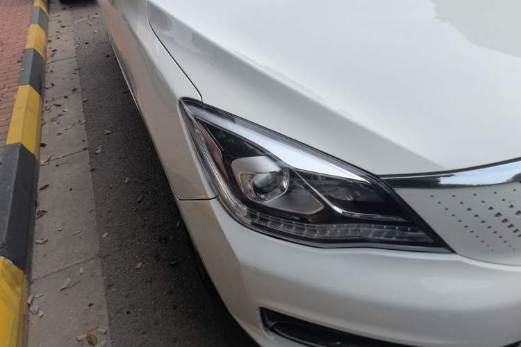 Used Dongfeng Aeolus E70 2021 Revised Version 3 500 Ultra-Comfort Edition Right Front Headlight