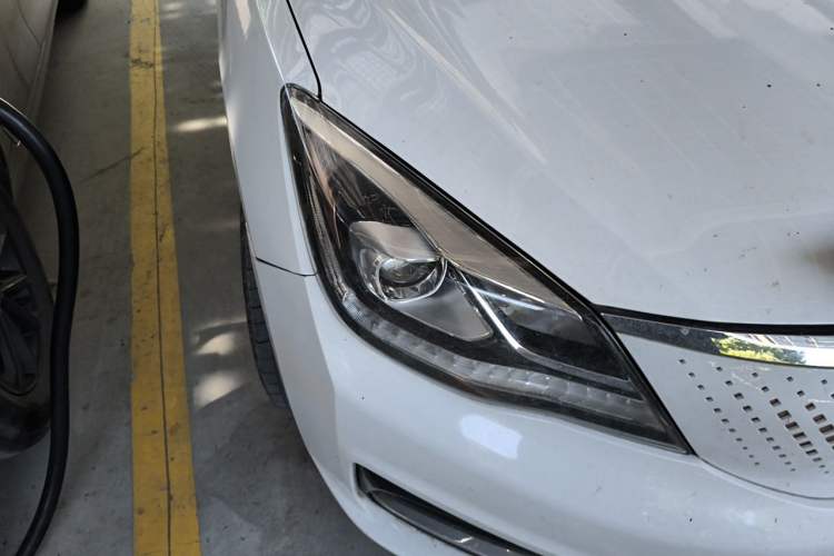 Used Dongfeng Aeolus E70 2021 Revised Version 500 Ultra-Comfort Edition Right Front Headlight
