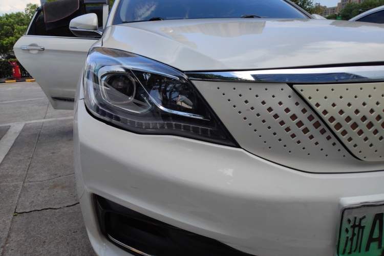 Used Dongfeng Aeolus E70 2021 Revised Version 3 500 Ultra-Comfort Edition Right Front Headlight
