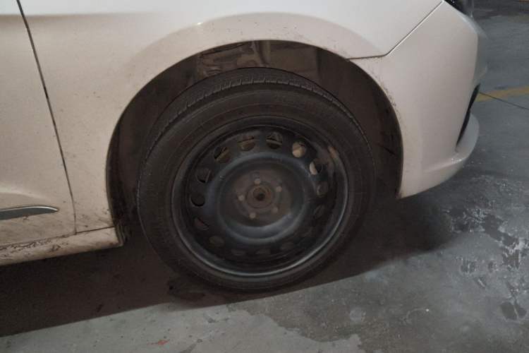 Used Dongfeng Aeolus E70 2021 Revised Version 3 500 Ultra-Comfort Edition Right Front Wheel Hub