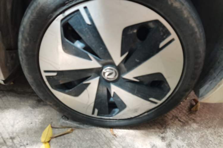 Used Dongfeng Aeolus E70 2021 Revised Version 3 500 Ultra-Comfort Edition Right Front Wheel Hub