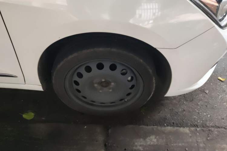 Used Dongfeng Aeolus E70 2021 Revised Version 3 500 Ultra-Comfort Edition Right Front Wheel Hub