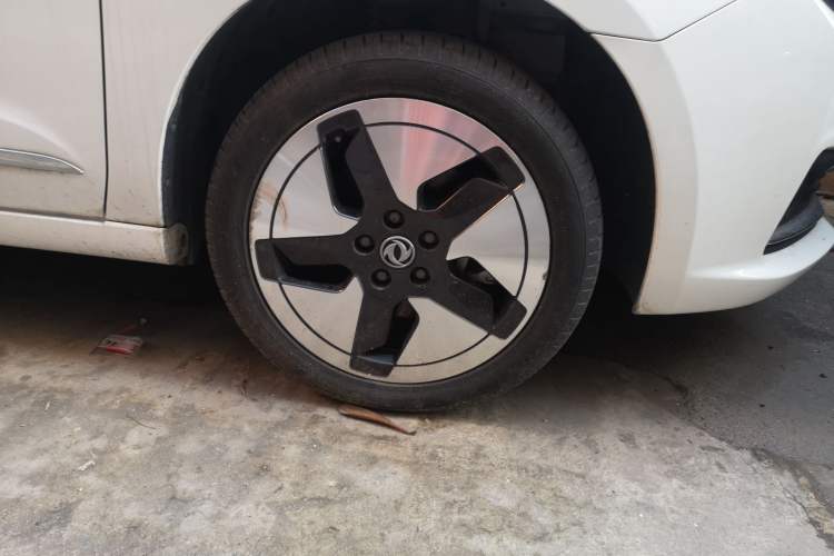 Used Dongfeng Aeolus E70 2021 Revised Version 500 Ultra-Comfort Edition Right Front Wheel Hub