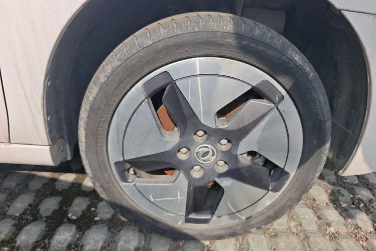 Used Dongfeng Aeolus E70 2021 Revised Version 360H Battery-Swap Edition Right Front Wheel Hub