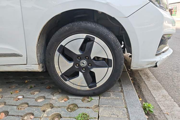 Used Dongfeng Aeolus E70 2021 Revised Version 500 Ultra-Comfort Edition Right Front Wheel Hub
