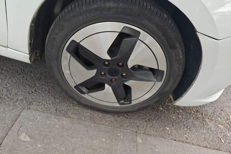 Used Dongfeng Aeolus E70 2021 500 Super Delight Edition Right Front Wheel Hub