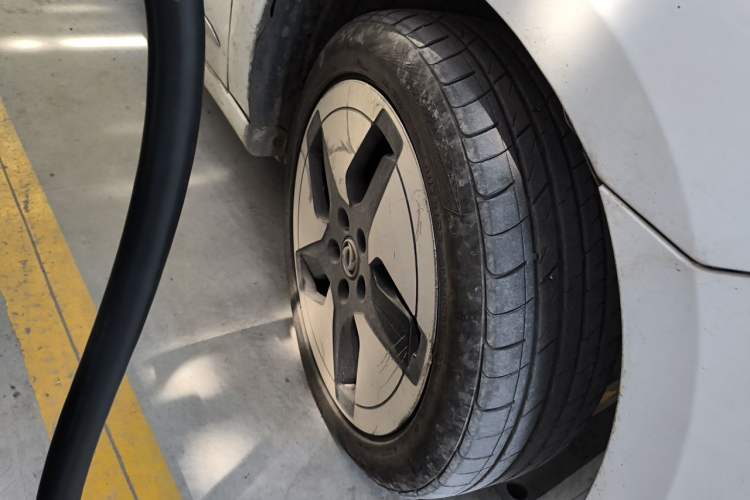 Used Dongfeng Aeolus E70 2021 Revised Version 500 Ultra-Comfort Edition Right Front Wheel Hub
