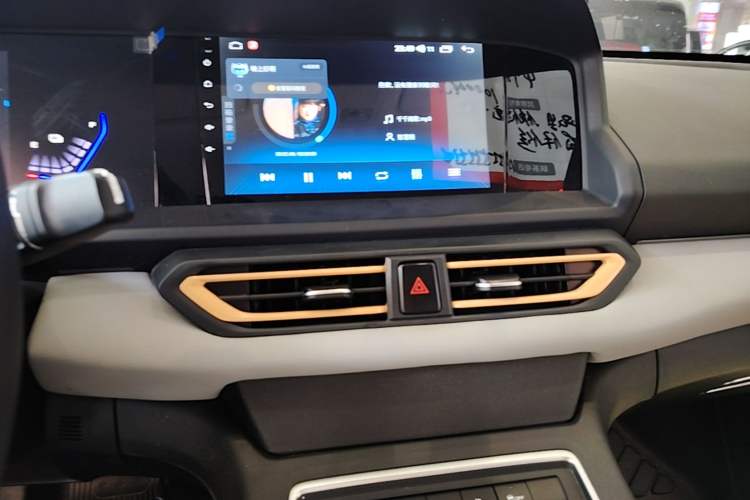 Used Dongfeng Aeolus E70 2023 Revised PRO Smart Drive Version Audio And AC Panel