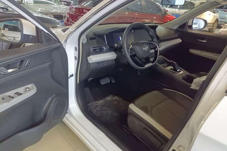Used Dongfeng Aeolus E70 2023 500 Smart Version Lithium Iron Phosphate 48.6 kWh 110 kW Driver Seat