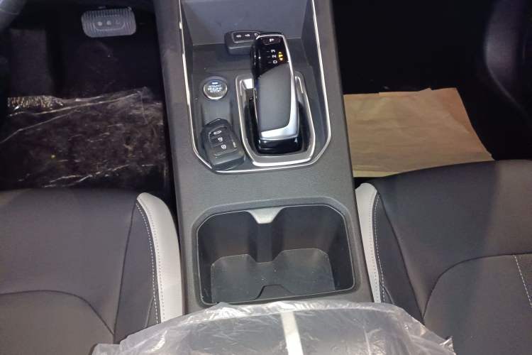 Used Dongfeng Aeolus E70 2023 500 Smart Version Lithium Iron Phosphate 48.6 kWh 110 kW Gear Lever