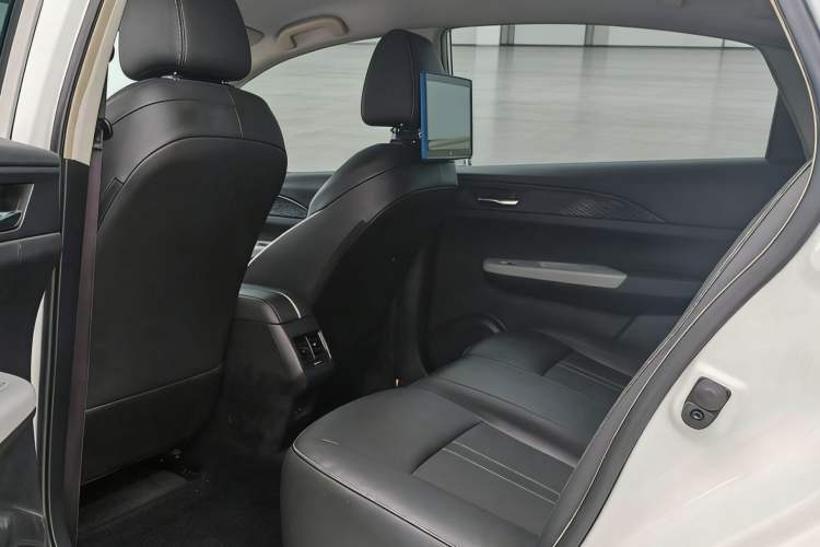 Used Dongfeng Aeolus E70 2023 500 Smart Edition Lithium Iron Phosphate 48.6 kWh 120 kW Interior 3