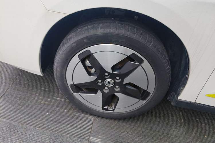 Used Dongfeng Aeolus E70 2023 Revised PRO Smart Drive Version Left Front Wheel Hub