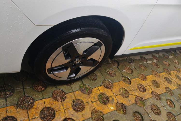 Used Dongfeng Aeolus E70 2023 Revised PRO Smart Drive Version Left Front Wheel Hub
