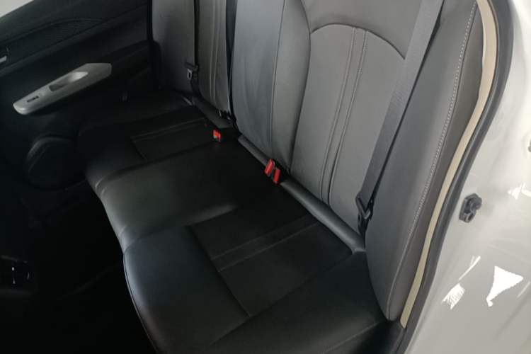 Used Dongfeng Aeolus E70 2023 400H Battery-Swap Rental Version Left Rear Seat