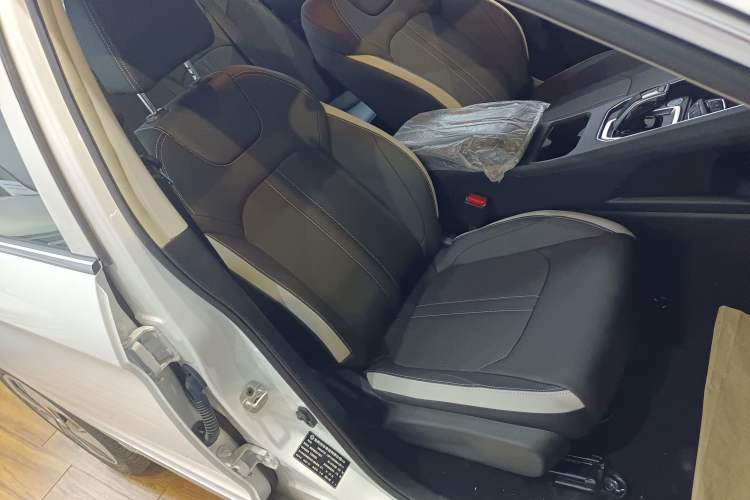 Used Dongfeng Aeolus E70 2023 500 Smart Version Lithium Iron Phosphate 48.6 kWh 110 kW Right Front Seat