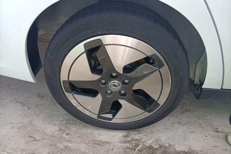 Used Dongfeng Aeolus E70 2023 400H Battery-Swap Rental Version Right Rear Wheel Hub