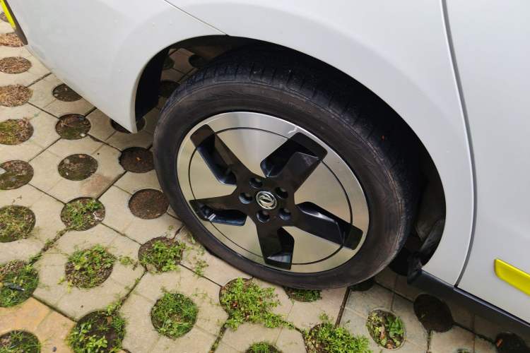Used Dongfeng Aeolus E70 2023 Revised PRO Smart Drive Version Right Rear Wheel Hub