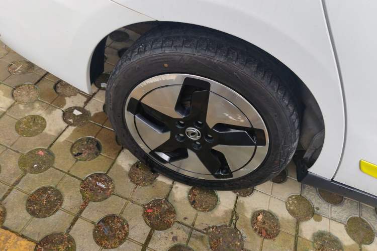 Used Dongfeng Aeolus E70 2023 Revised PRO Smart Drive Version Right Rear Wheel Hub