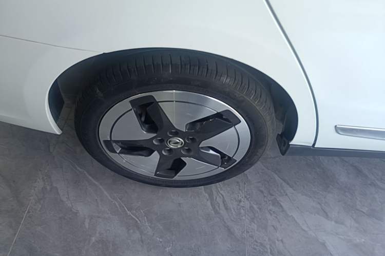 Used Dongfeng Aeolus E70 2023 400H Battery-Swap Rental Version Right Rear Wheel Hub