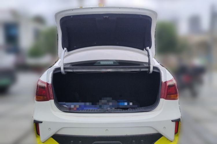 Used Dongfeng Aeolus E70 2023 400H Plug-in Hybrid Version Trunk