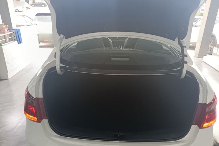Used Dongfeng Aeolus E70 2023 400H Battery-Swap Rental Version Trunk