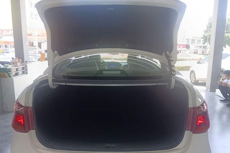 Used Dongfeng Aeolus E70 2023 400H Battery-Swap Rental Version Trunk