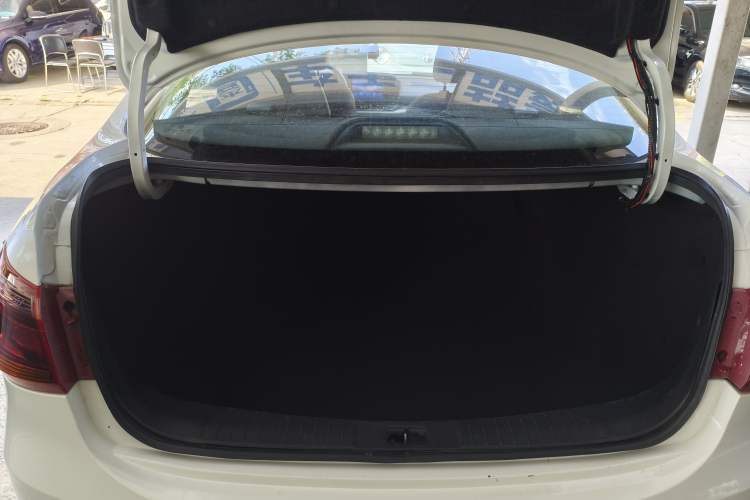 Used Dongfeng Aeolus E70 2023 400H Battery-Swap Rental Version Trunk