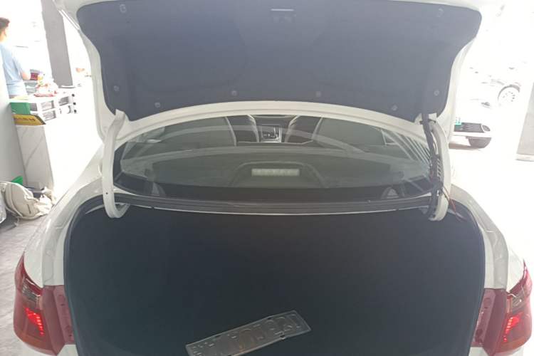 Used Dongfeng Aeolus E70 2023 400H Battery-Swap Rental Version Trunk