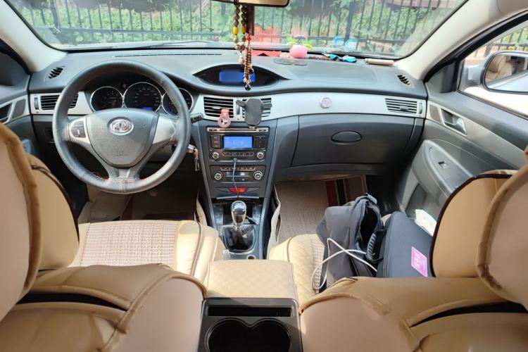Used Dongfeng Aeolus H30 2011 CROSS 1.6L Manual Zunyi Model Center Console