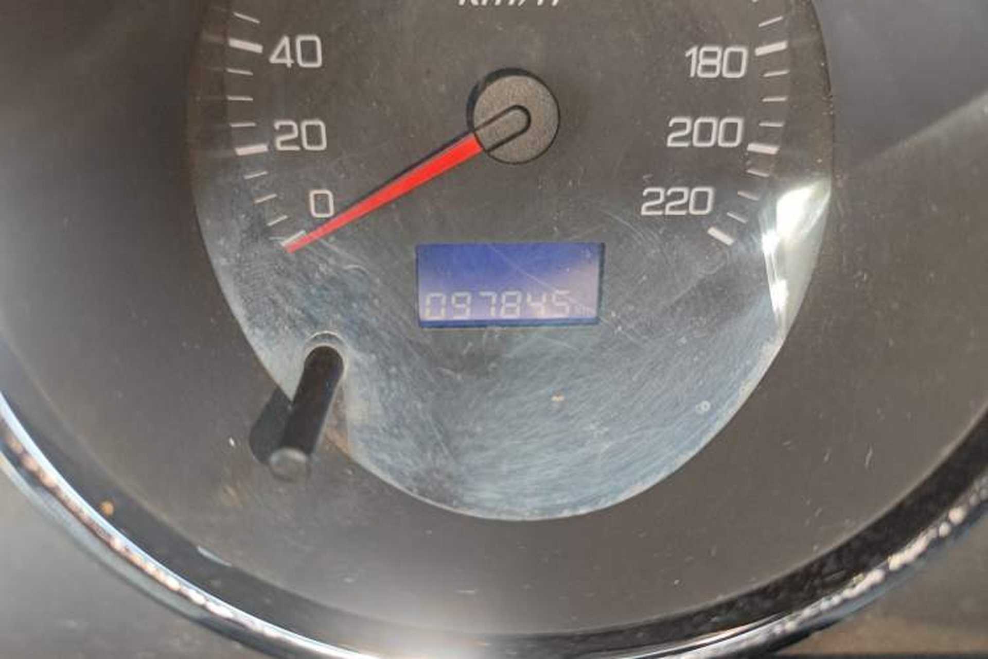 Used Dongfeng Aeolus H30 2011 1.6L Automatic ZunYa Model Odometer Close Up